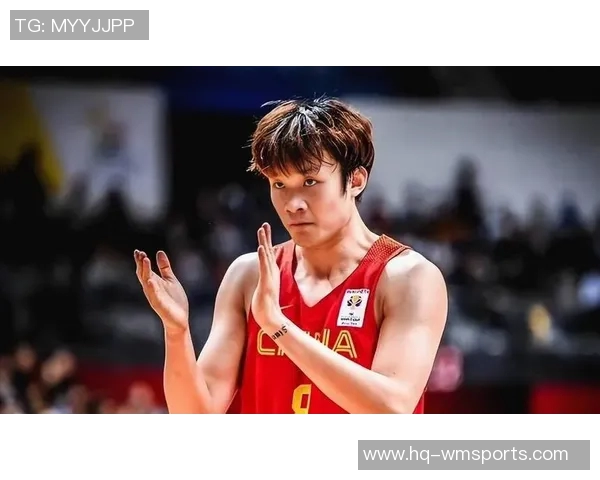 篮球明星因情绪失控砸门事件引发广泛关注与讨论，体育界反思运动员心理健康问题
